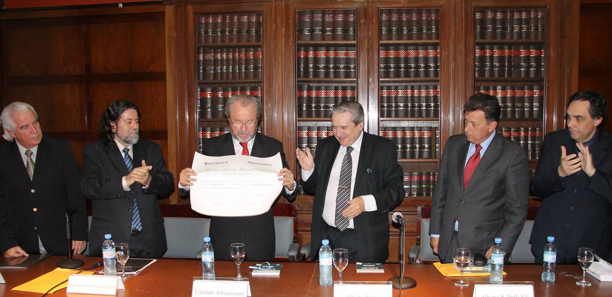 El Decano de la Universidad Federal de Cear, Cndido Albuquerque, recibi el diploma en representacin de Paulo Bonavides, quien no pudo asistir debido a un problema personal.