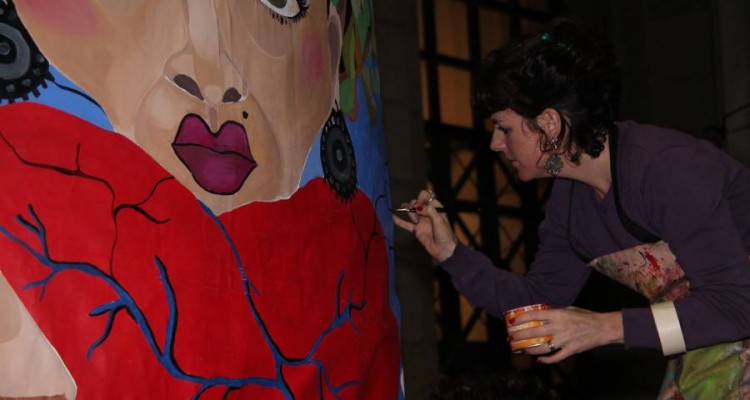 Homenaje a 14 muralistas argentinos. 14 muralistas pintarn sobre telas que envuelven las columnas exteriores.
