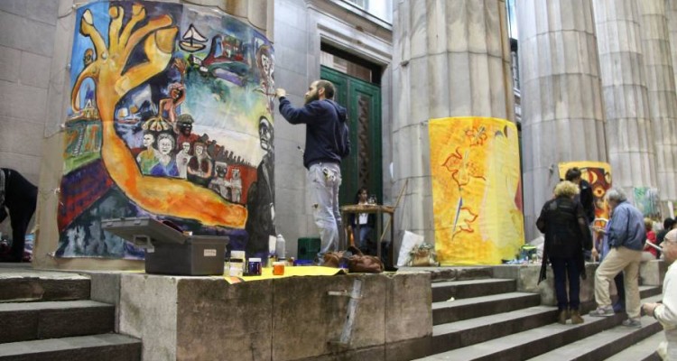 Homenaje a 14 muralistas argentinos. 14 muralistas pintarn sobre telas que envuelven las columnas exteriores.