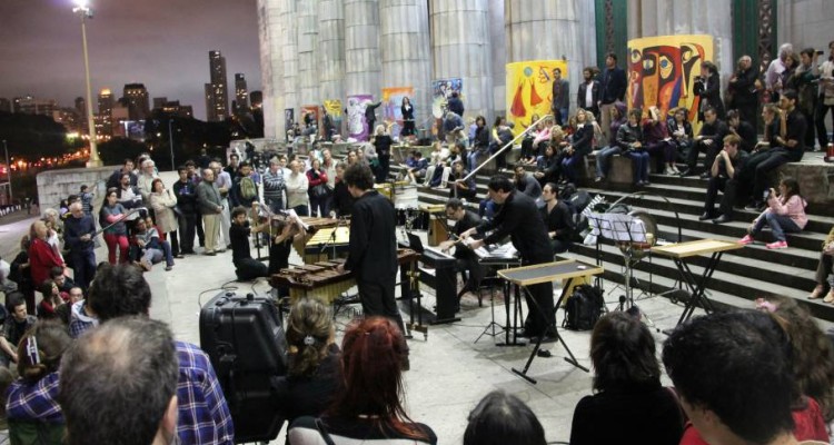 El Ensamble de Percusin del Conservatorio de Msica Astor Piazzolla en plena ejecucin; atrs, las telas pintadas por 14 muralistas envolviendo las columnas.