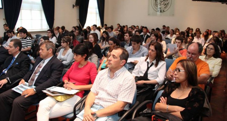 Durante los dos das de actividad se registraron ms de 800 participantes entre asistentes y ponentes y alrededor de 300 ponencias presentadas.