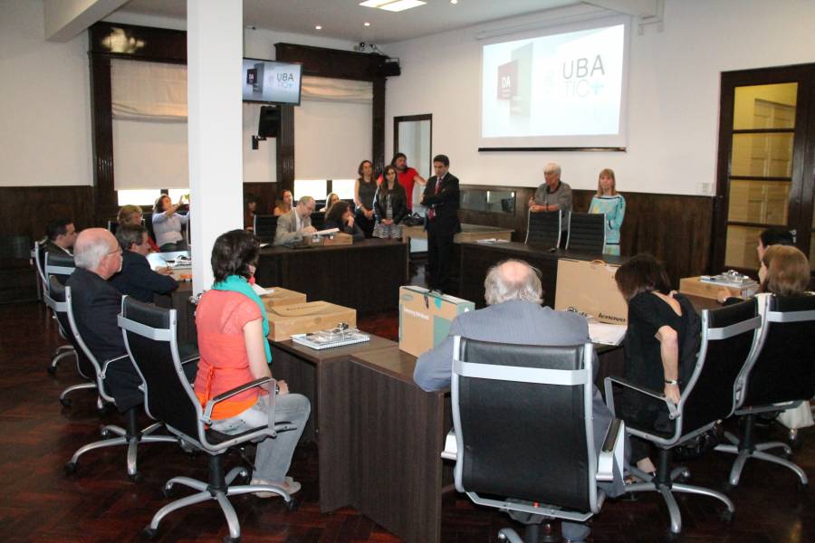 La profesora Silvia C. Nonna, directora del proyecto Derecho Abierto, explic la iniciativa a los presentes