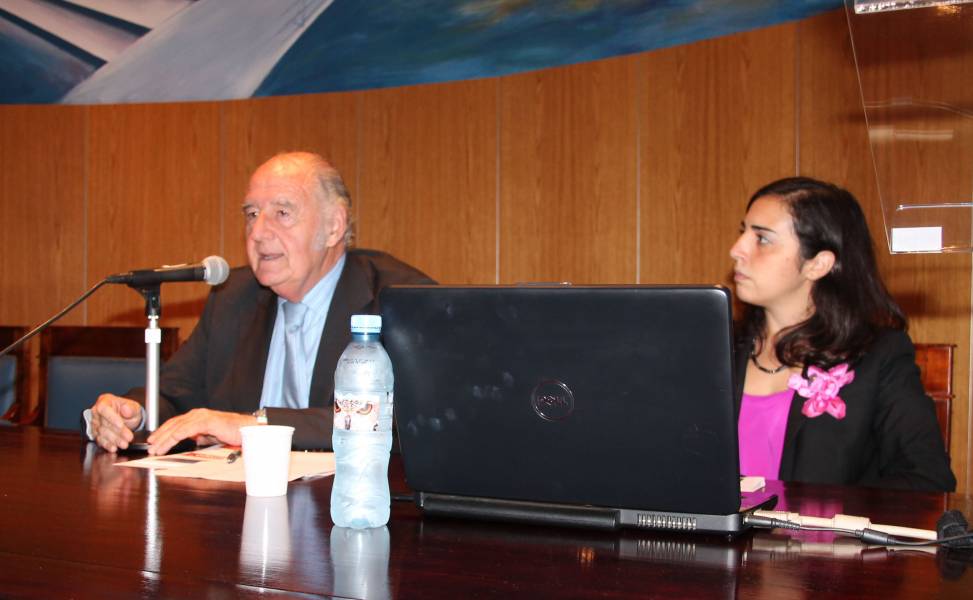 El profesor Juan Antonio Travieso expres unas palabras introductorias y present a los expositores.