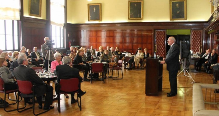 Antes de comenzar su charla, el profesor Adrin Goldin expres unas palabras para recordar a la ministra de la Corte Suprema de Justicia de la Nacin y profesora de nuestra Facultad, Carmen Mara Argibay, a quien describi como una mujer noble y una jueza ejemplar.