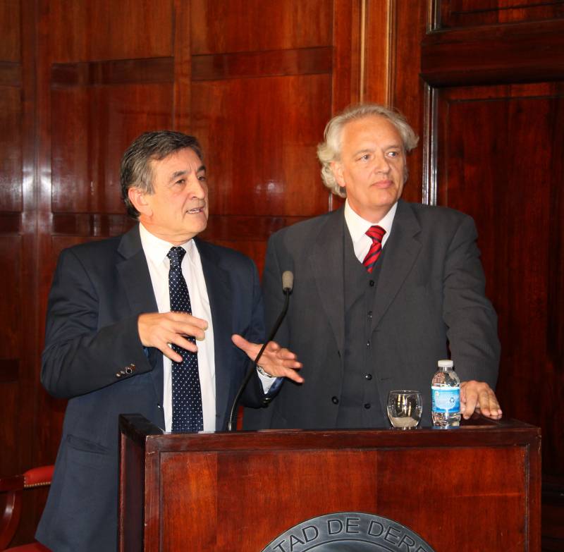 Alejandro M. Garro y Diego P. Fernndez Arroyo durante su conferencia La enseanza del derecho en un contexto de globalizacin.