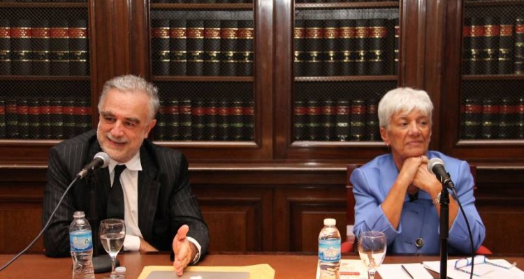 Luis Moreno Ocampo y Mnica Pinto