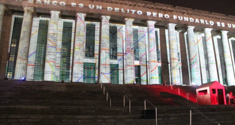 Vrtigo. El Centro Cultural Rector Ricardo Rojas celebr sus 30 aos con una puesta en escena en las escalinatas y mapping sobre las columnas.