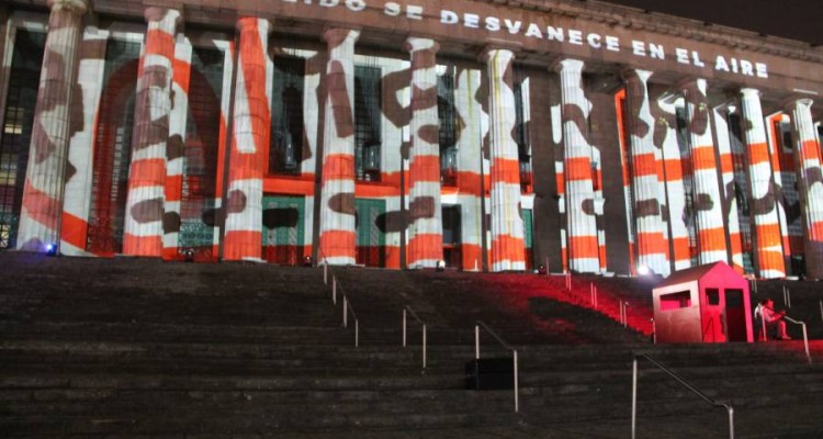 Vrtigo. El Centro Cultural Rector Ricardo Rojas celebr sus 30 aos con una puesta en escena en las escalinatas y mapping sobre las columnas.