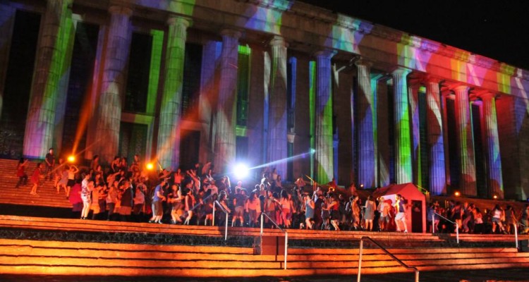 Vrtigo. El Centro Cultural Rector Ricardo Rojas celebr sus 30 aos con una puesta en escena en las escalinatas y mapping sobre las columnas.