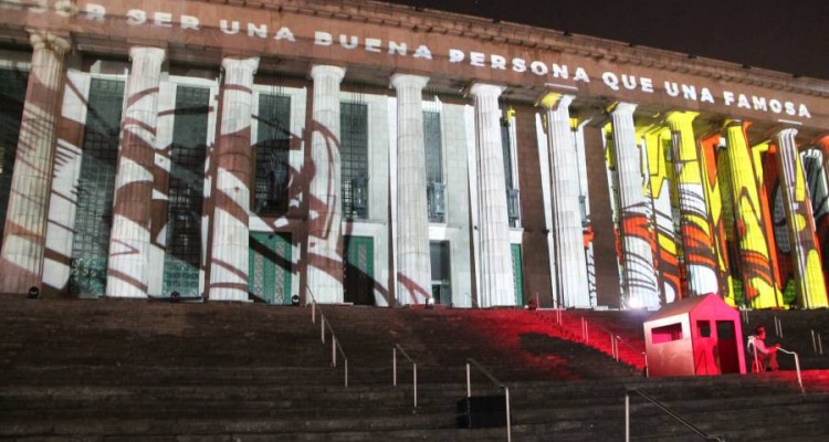 Vrtigo. El Centro Cultural Rector Ricardo Rojas celebr sus 30 aos con una puesta en escena en las escalinatas y mapping sobre las columnas.