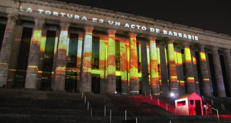 Vrtigo. El Centro Cultural Rector Ricardo Rojas celebr sus 30 aos con una puesta en escena en las escalinatas y mapping sobre las columnas.