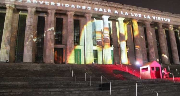 Vrtigo. El Centro Cultural Rector Ricardo Rojas celebr sus 30 aos con una puesta en escena en las escalinatas y mapping sobre las columnas.