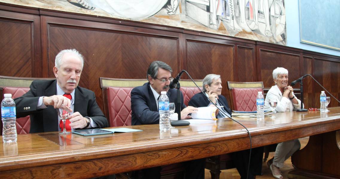 Una gran cantidad de asistentes se acercaron al Aula Magna en la ltima actividad acadmica del ao del Centro de Graduados.