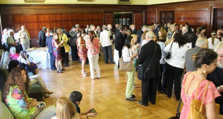 Tras la ceremonia de entrega de diplomas, los profesores se reunieron para brindar por un fecundo ao 2015.