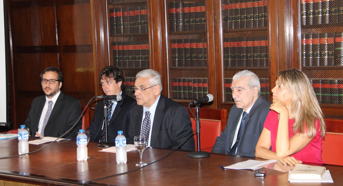 El profesor Enrique Zuleta Puceiro inaugur las jornadas y dio paso a la primera mesa.