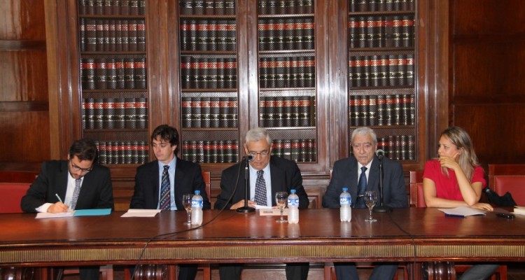 El profesor Enrique Zuleta Puceiro inaugur las jornadas y dio paso a la primera mesa.