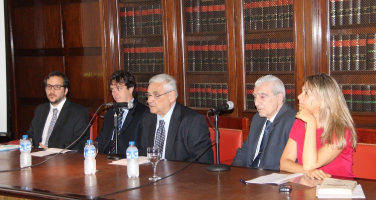 El profesor Enrique Zuleta Puceiro inaugur las jornadas y dio paso a la primera mesa.