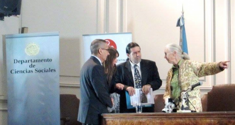 Daniel Chaves (Presidente del CAEEM), Paula Gonzlez Ciccia (Presidenta del Instituto Jane Goodall) y Ricardo Rabinovich-Berkman, con Jane Goodall