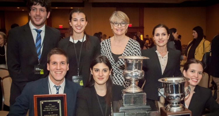 De pie: Sebastin Green Martnez (coach), Mara Laura Pessarini, Jacquelyn MacLennan (socia del estudio White and Case) y Adriana Camao Sentados: Julin Rotenberg, Carolina Catanzano y Beln Ibez