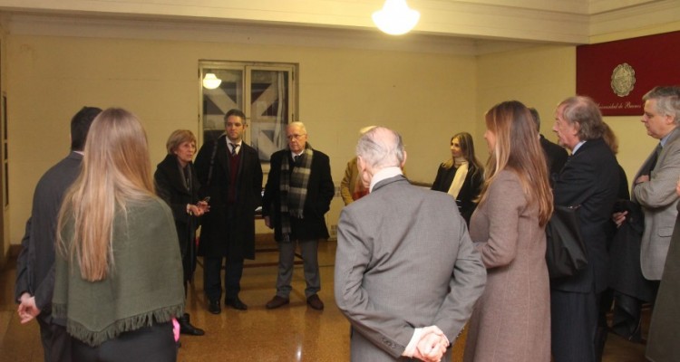 La licenciada Corina Tiribelli, directora de la Biblioteca Central, pronunci unas palabras antes de la inauguracin.