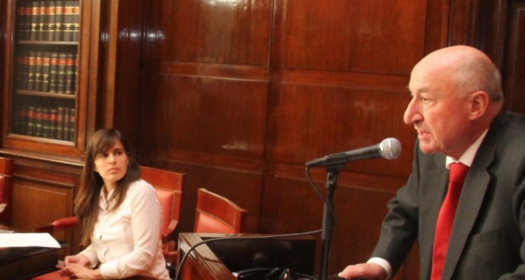 El profesor Robert Alexy durante la primera disertacin en la Facultad.