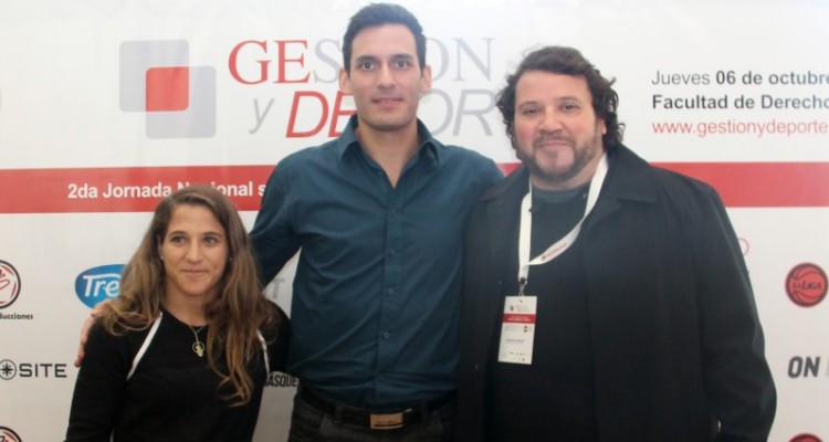 Paula Pareto y Sebastián Crismanich junto a Gerardo A. Gagneten, director de la Dirección de Deportes de la Facultad.