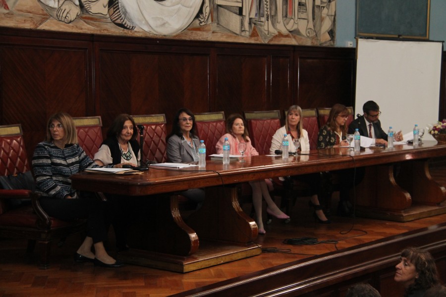 Mara Teresa San Martn, Susana Cures, Gladys lvarez, Elena Highton de Nolasco, Silvia Nonna, Raquel Munt y Gonzalo Alvarez