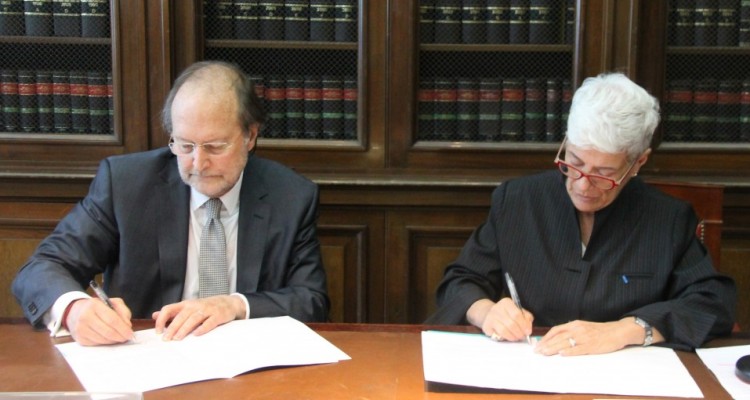 Tras la apertura de las jornadas, los decanos Davor Harasic Yaksic y Mnica Pinto firmaron un convenio de cooperacin entre ambas facultades.
