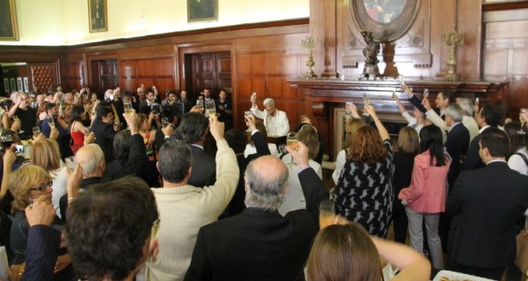 Tras la entrega de diplomas, en la Sala de Profesores tuvo lugar el brindis de profesores.