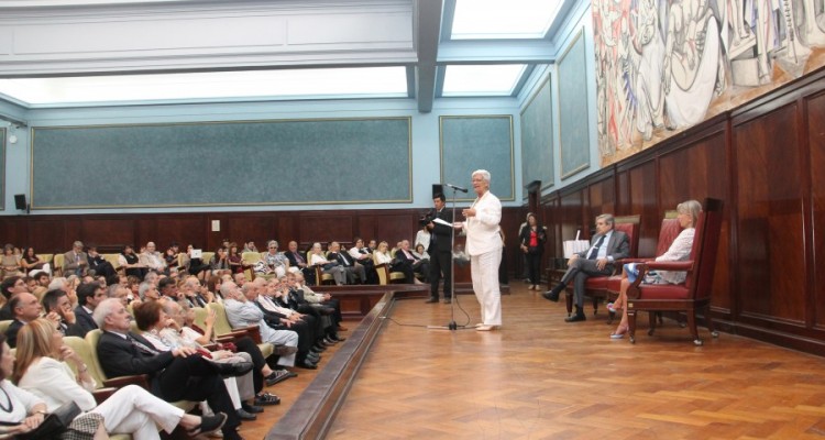 Entrega de diplomas a profesores designados en los ltimos meses