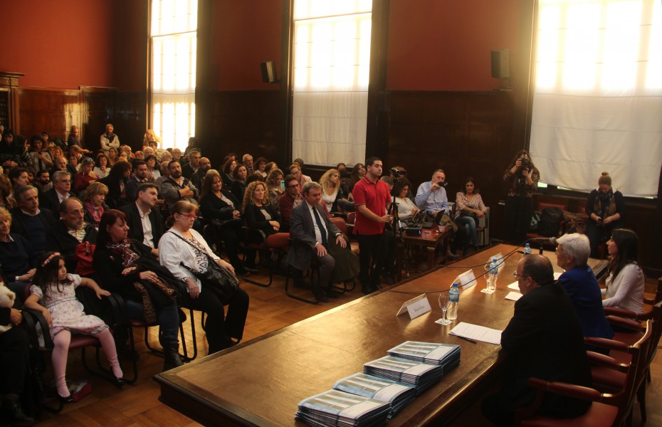 La Facultad entreg a los familiares de los estudiantes detenidos-desaparecidos por el terrorismo de Estado una copia de sus legajos