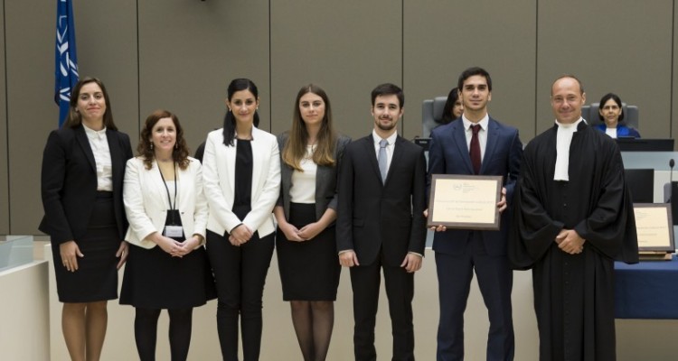 Noelia Matalone, Natalia Luterstein (profesoras), Giuliana Morano, Macarena Gonzlez, Ignacio Ibez (integrantes del equipo) y Alejandro Kiss (letrado de la Corte Penal Internacional)