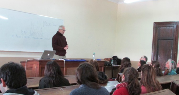 El profesor Christopher Le Breton durante su disertacin en el Aula 217.