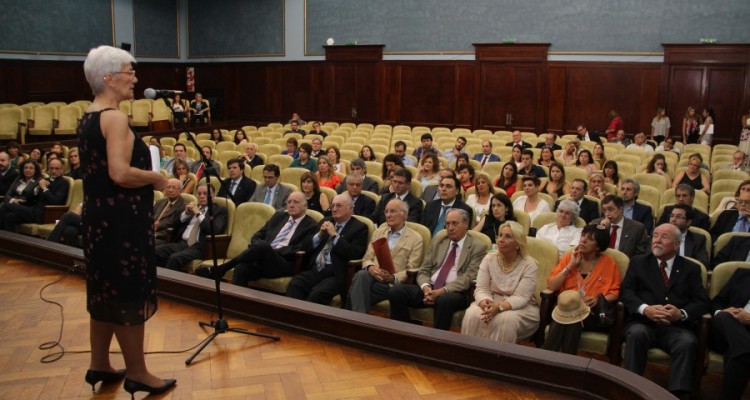 Acto de entrega de diplomas a los profesores designados en los ltimos meses