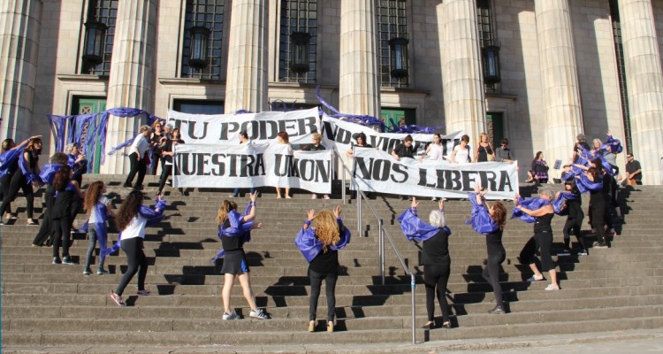 El 5 de diciembre, la Facultad conmemor el Da internacional de la eliminacin de la violencia contra la mujer con actividades artsticas en las escalinatas. El programa incluy la performance de Crislidas a mariposas, accin coreogrfica realizada por el Grupo Colectivo Ranquelas, y una performance de mantas intervenidas con tcnicas mixtas, a cargo de la artista Irene Accarini y el Grupo Arte Textil.