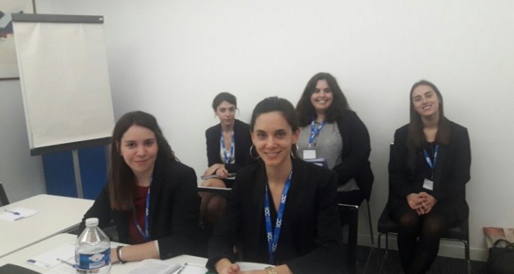 Katya Hartl, Florencia Wajnman (adelante), Mariana Cordero, Karina Sabatini y Laura Rossello (atrs)