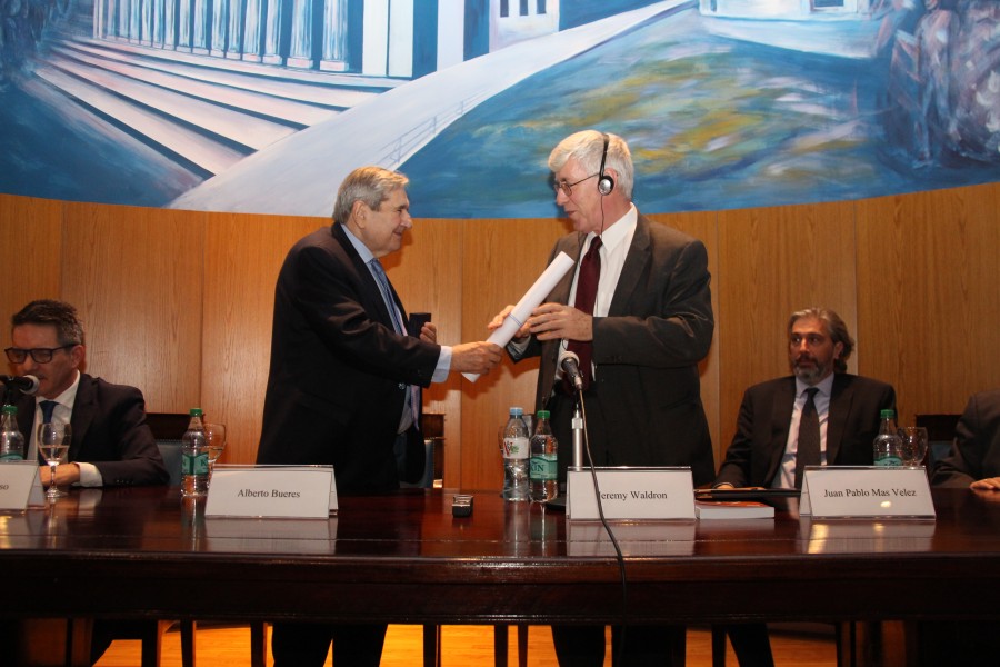 El decano Alberto J. Bueres al momento de la entrega a Jeremy Waldron del diploma que lo acredita como doctor honoris causa de la Universidad de Buenos Aires.