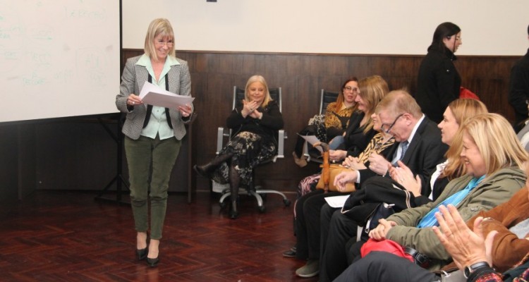 La secretaria acadmica de la Facultad, Silvia Nonna, al momento de la entrega de los certificados.