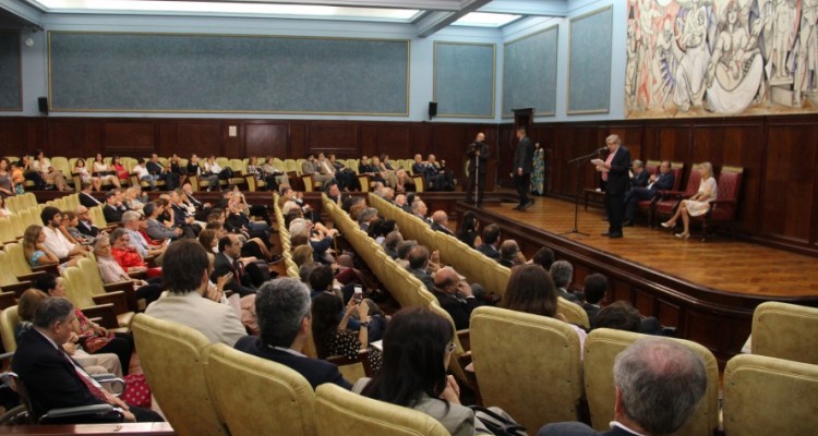 Acto de entrega de diplomas a los profesores designados en los ltimos meses