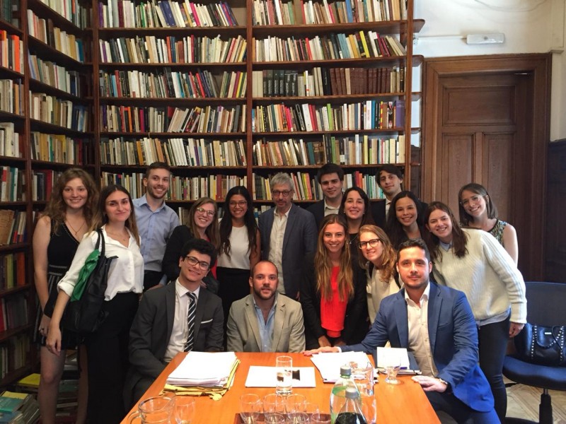 Los/as estudiantes en su visita a la Defensora General de la CABA, en donde se encontraron con el defensor general Horacio Corti.