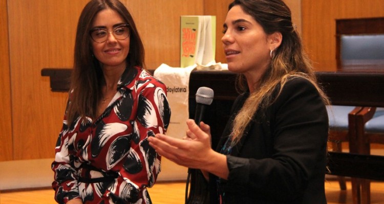 Cristina Carreras Lobo, coordinadora del rea de Igualdad de Gnero y Diversidad para Estudiantes, presenta a Paola de los Santos, psicloga social y tcnica universitaria en Puericultura y Crianza, quien brind una charla introductoria sobre lactancia.