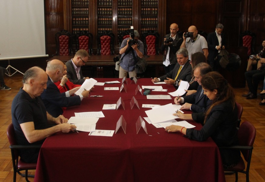 El acta fue firmada por el vicedecano Marcelo Gebhardt, Mara Fernanda Rodrguez, Eduardo Ezequiel Casal, Stella Maris Martnez, Gabriel M. Astarloa, Mauro Riano, Luis Cevasco, Laura Grindetti y Alejandro Amor. 