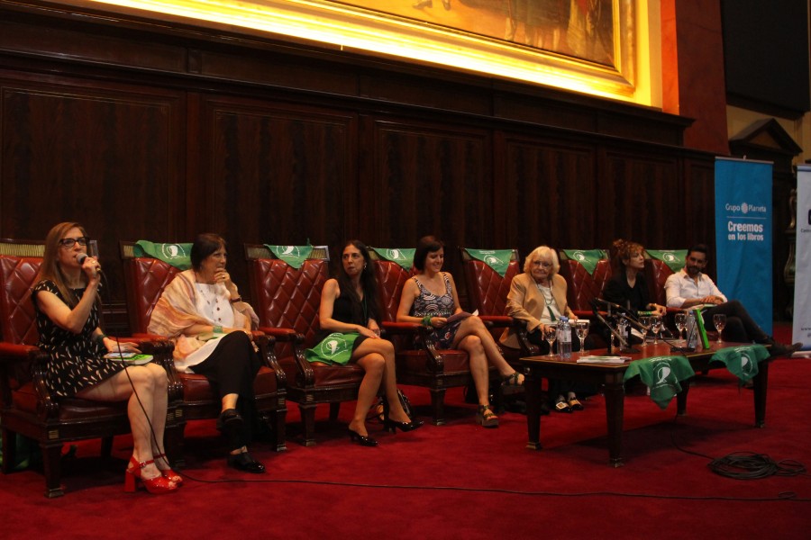 Ingrid Beck, Claudia Pieiro, Soledad Deza, Ana Correa, Dolores Fonzi y Gonzalo Heredia