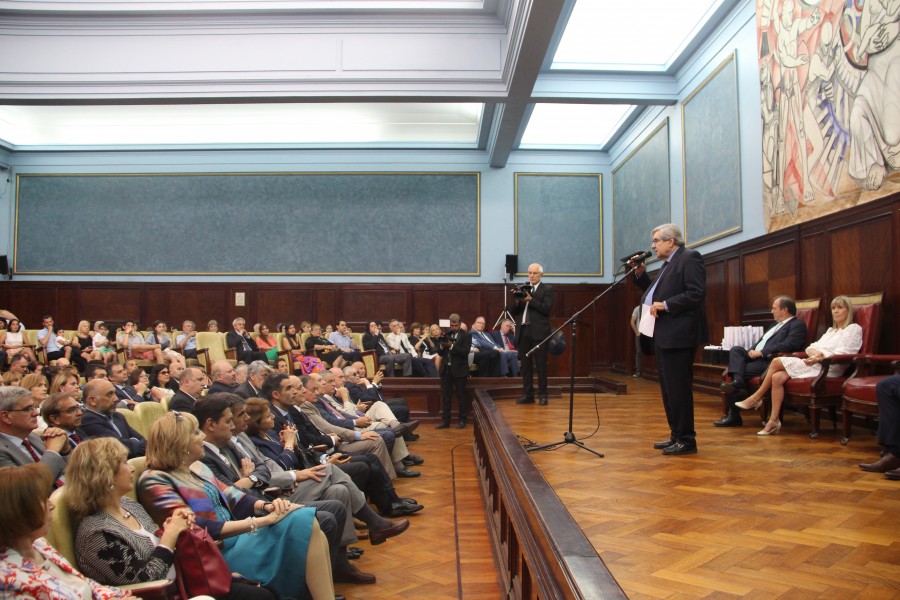 Acto de entrega de diplomas a los/as profesores/as designados/as en los ltimos meses