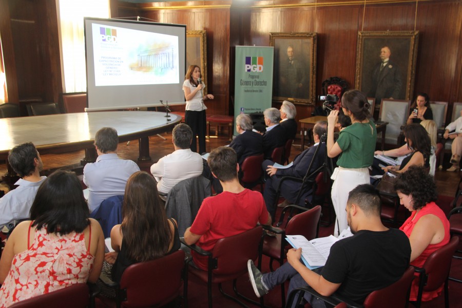 Laura Pautassi, directora del Programa Gnero y Derecho, brind la primera unidad temtica de la capacitacin.