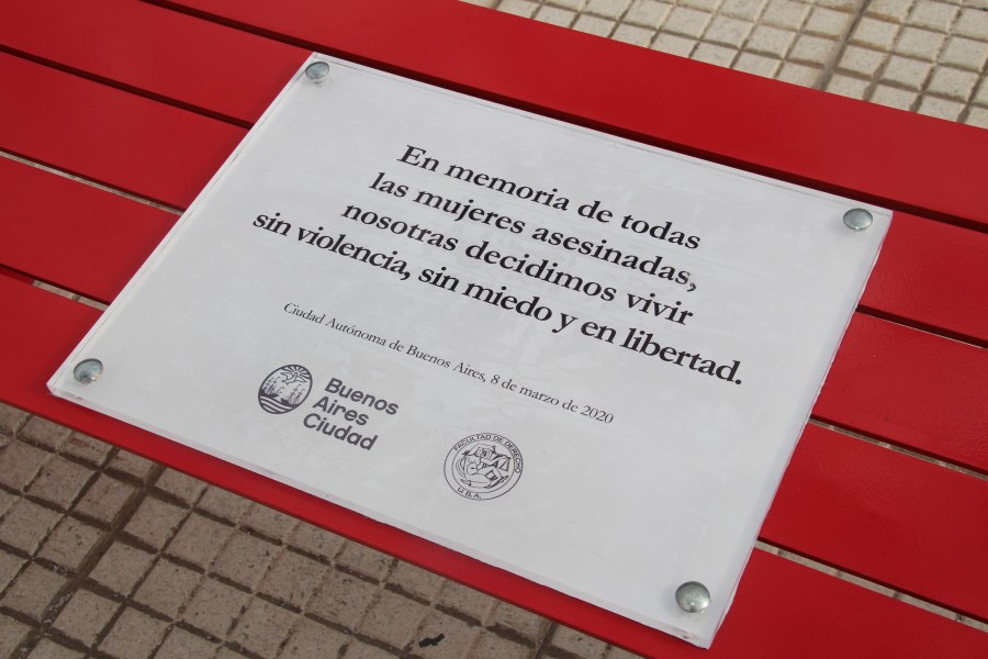 La Facultad conmemoró el Día Internacional de la Mujer con la colocación de un banco rojo al pie de las escalinatas