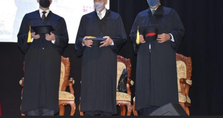 Los profesores Eugenio Ral Zaffaroni y Maximiliano Rusconi recibieron el diploma honoris causa por parte de la Universidad Catlica de Cuenca