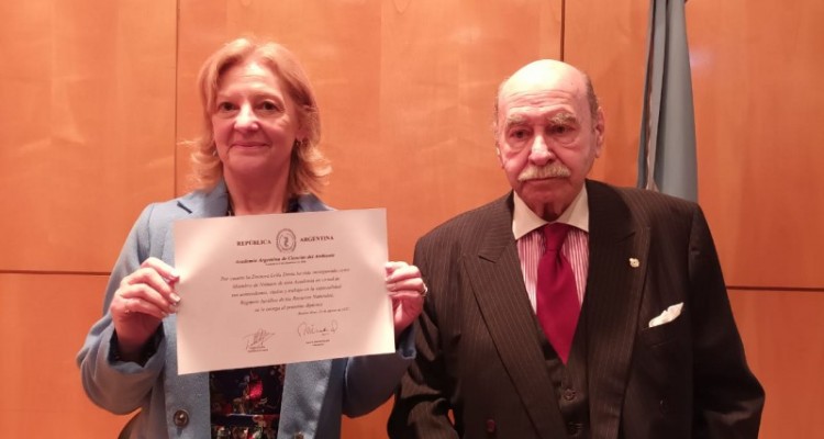 La vicedecana Silvia Nonna y la profesora Leila Devia fueron incorporadas como Acadmica de Nmero por la Academia Argentina de Ciencias del Ambiente 