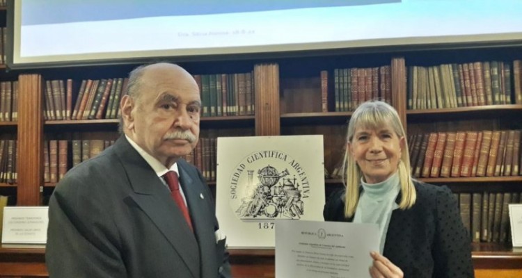 La vicedecana Silvia Nonna y la profesora Leila Devia fueron incorporadas como Acadmica de Nmero por la Academia Argentina de Ciencias del Ambiente 