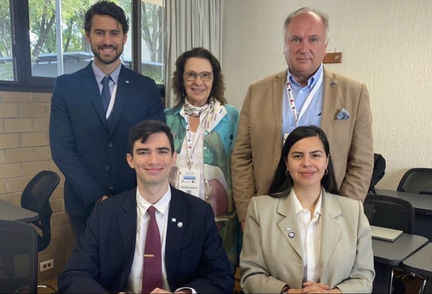 Juan Jorge, Ma. Blanca Noodt Taquela y Guillermo Argerich (de pie) y Marco Primo y Mara Florencia Acua (sentados)